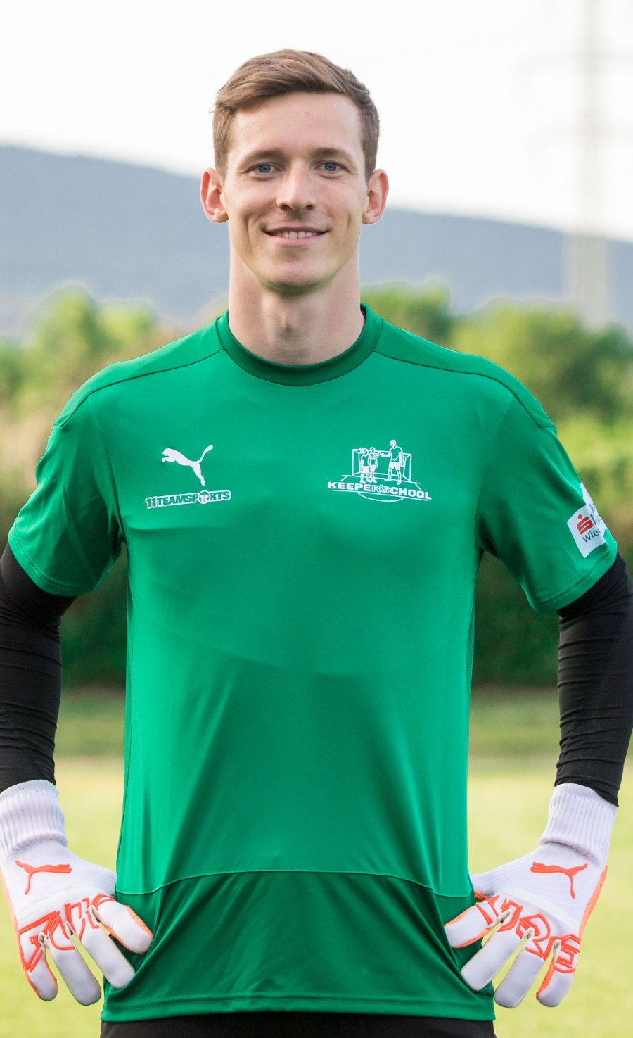 Torwart Richard Strebinger im Trikot seiner Torwartschule auf dem Platz